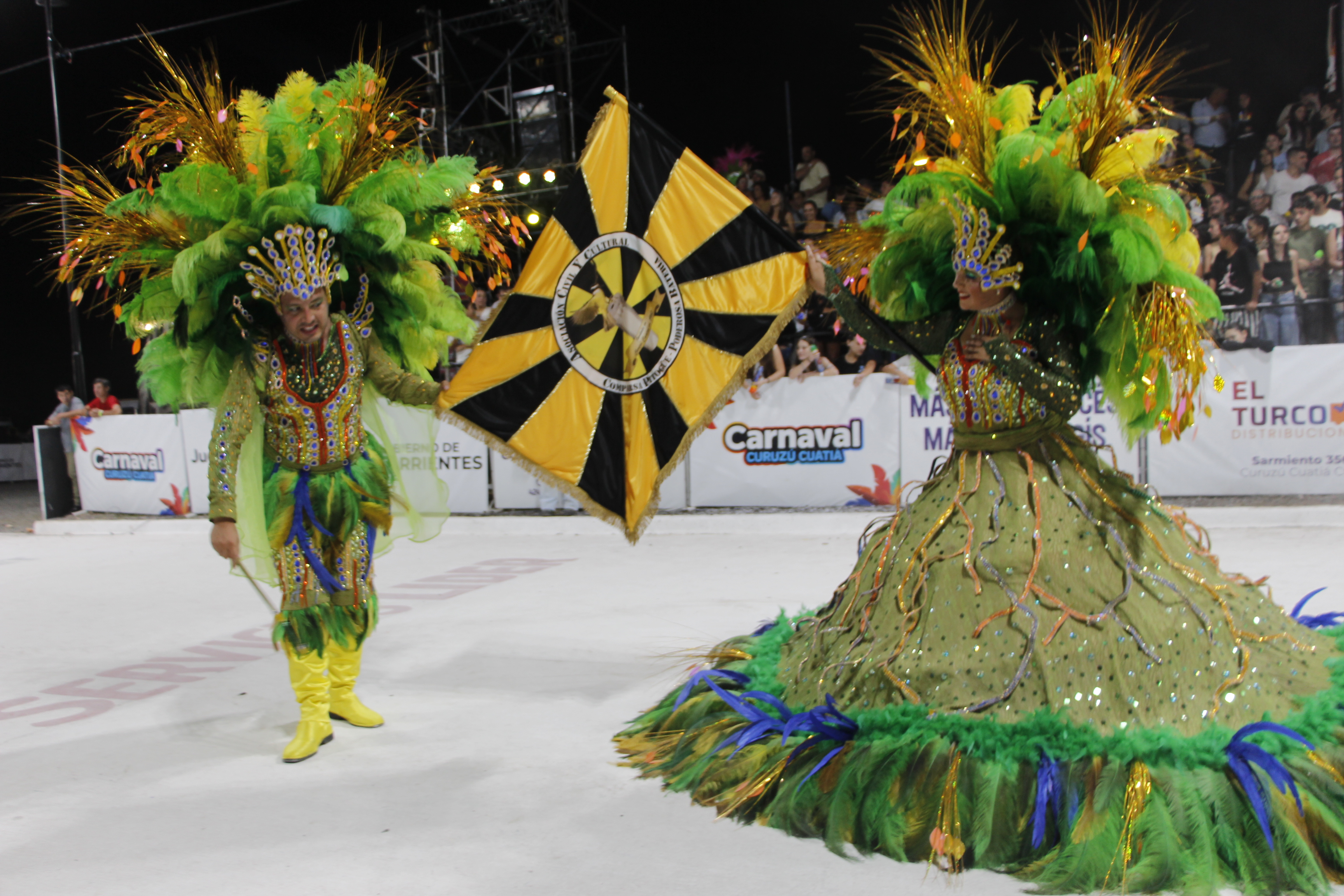 Integrantes de Pitogüé presentando la bandera de la comparsa en el carnaval
