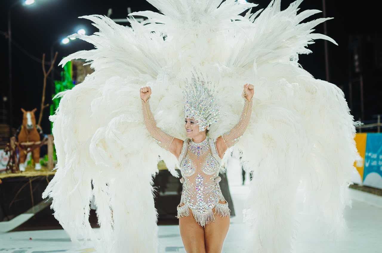 Comparsa Pitogüé desfilando en el carnaval